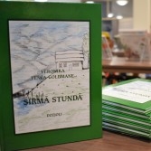 Kuldīgas novada bibliotēkas saņem dāvinājumā Veronikas Tenčas-Goldmanes dzejoļu krājumu