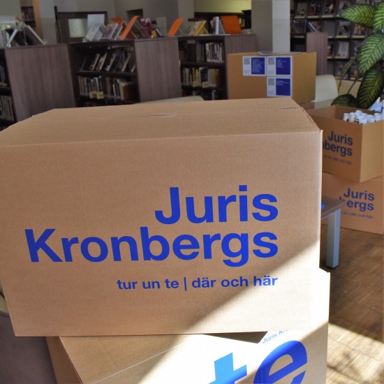 Dzejniekam Jurim Kronbergam veltīta izstāde “tur un te | där orch här”