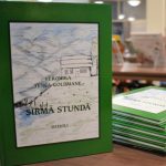 Kuldīgas novada bibliotēkas saņem dāvinājumā Veronikas Tenčas-Goldmanes dzejoļu krājumu